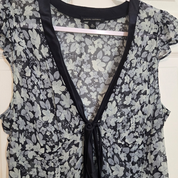 Banana Republic Black and White Floral Blouse - Picture 4 of 7